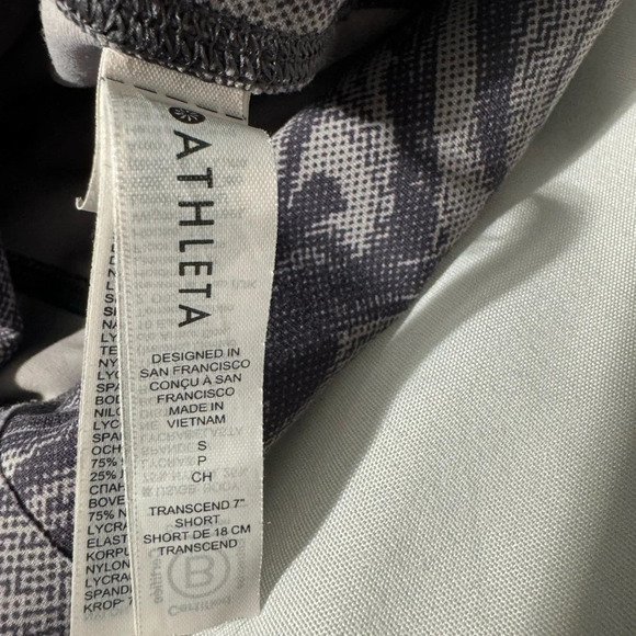 Athleta Transend 7” Shorts Dark and Light Purple Paisley Pattern Size Smll - Picture 6 of 9